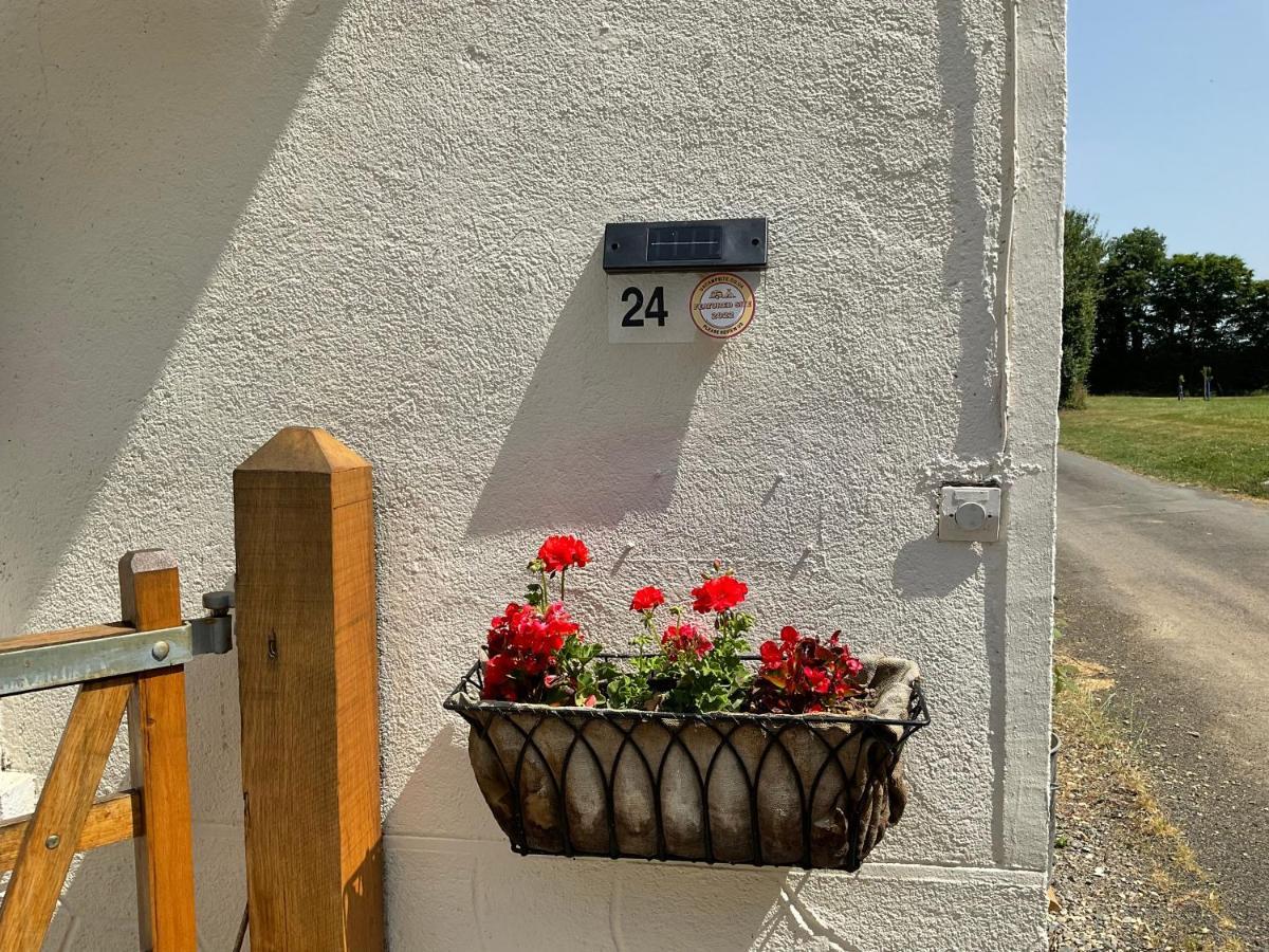 Bed and Breakfast Le Jardin De Rose 24 Feuillebert Romagne 86700 Exterior foto